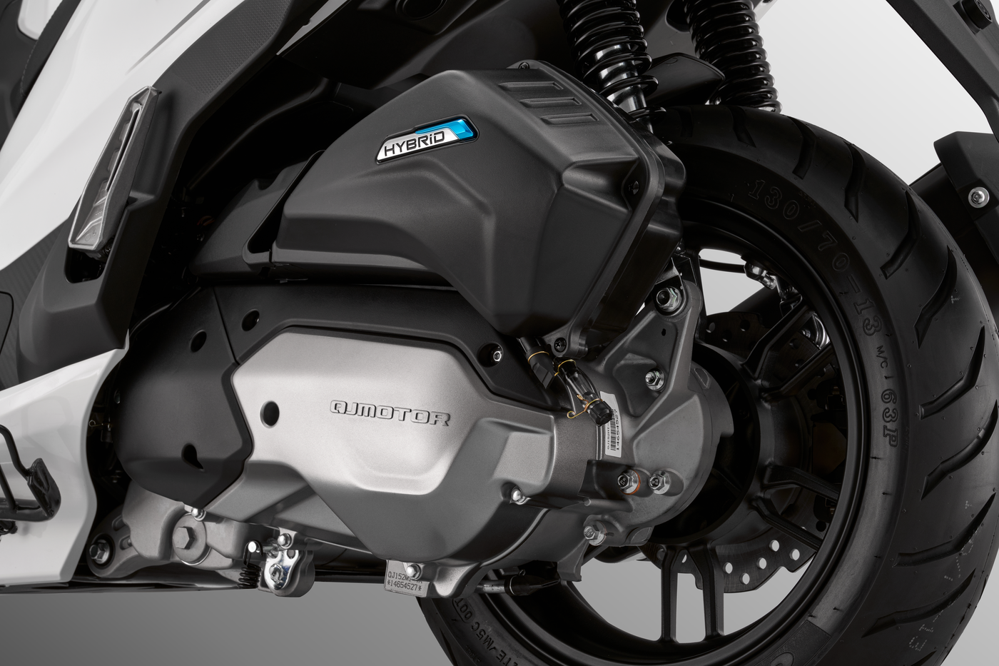 QJMOTOR MTX 125: Die seitliche Antriebseinheit unter der schwarzen Karosserie neben dem Hinterrad.