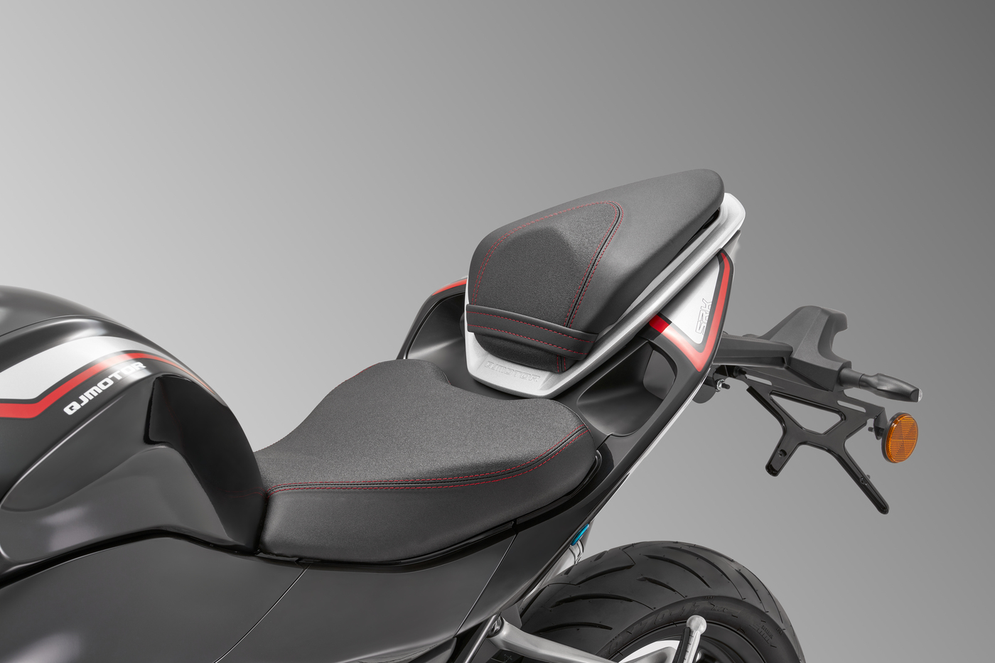 QJMOTOR SRK 125 R: Die zweigeteilte Sitzbank mit erhöhtem Soziussitz über dem schmalen Heck.