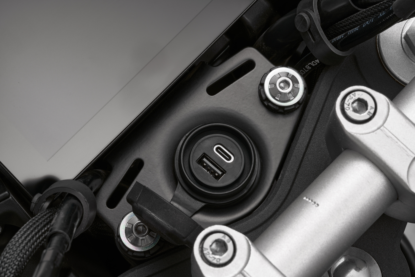 QJMOTOR SRK 125 S: Die geschützte USB-Buchse unterhalb des Lenkers.