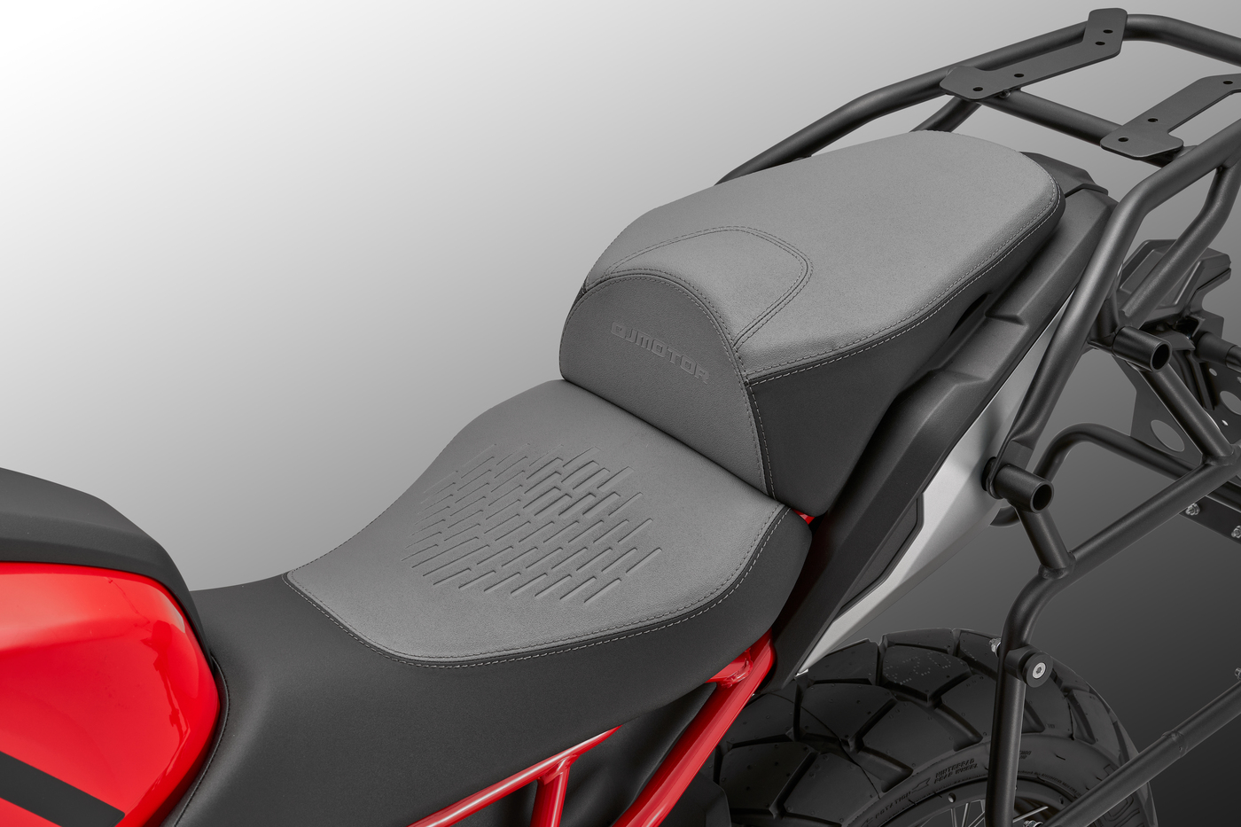 QJMOTOR SRT 600 SX: Die zweigeteilte Sitzbank mit rotem seitlichem Bezug und gepolsterten Sitzflächen.