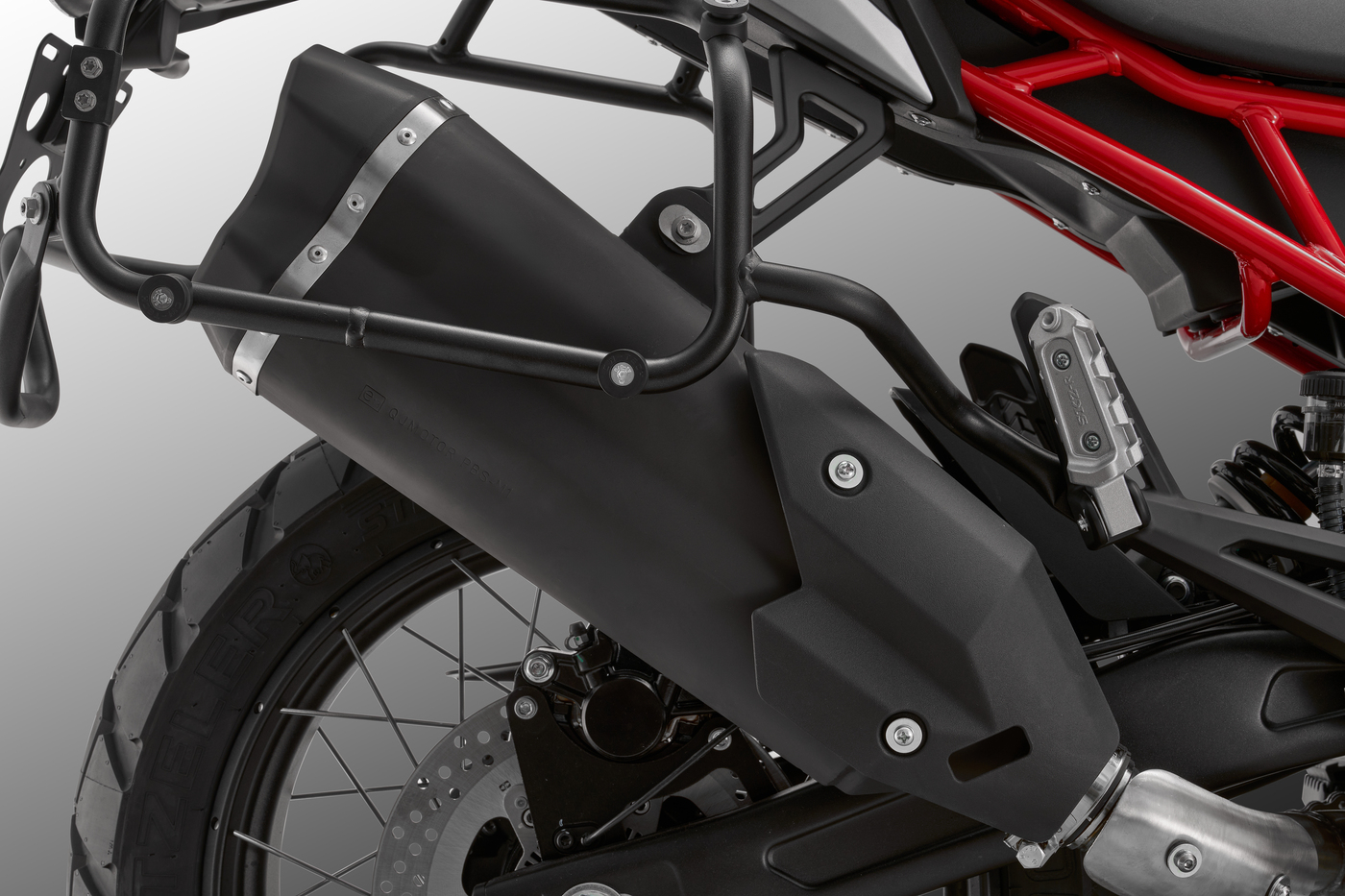 QJMOTOR SRT 600 SX: Der hochgelegte schwarze Auspuff hinter dem seitlichen Kofferträger.