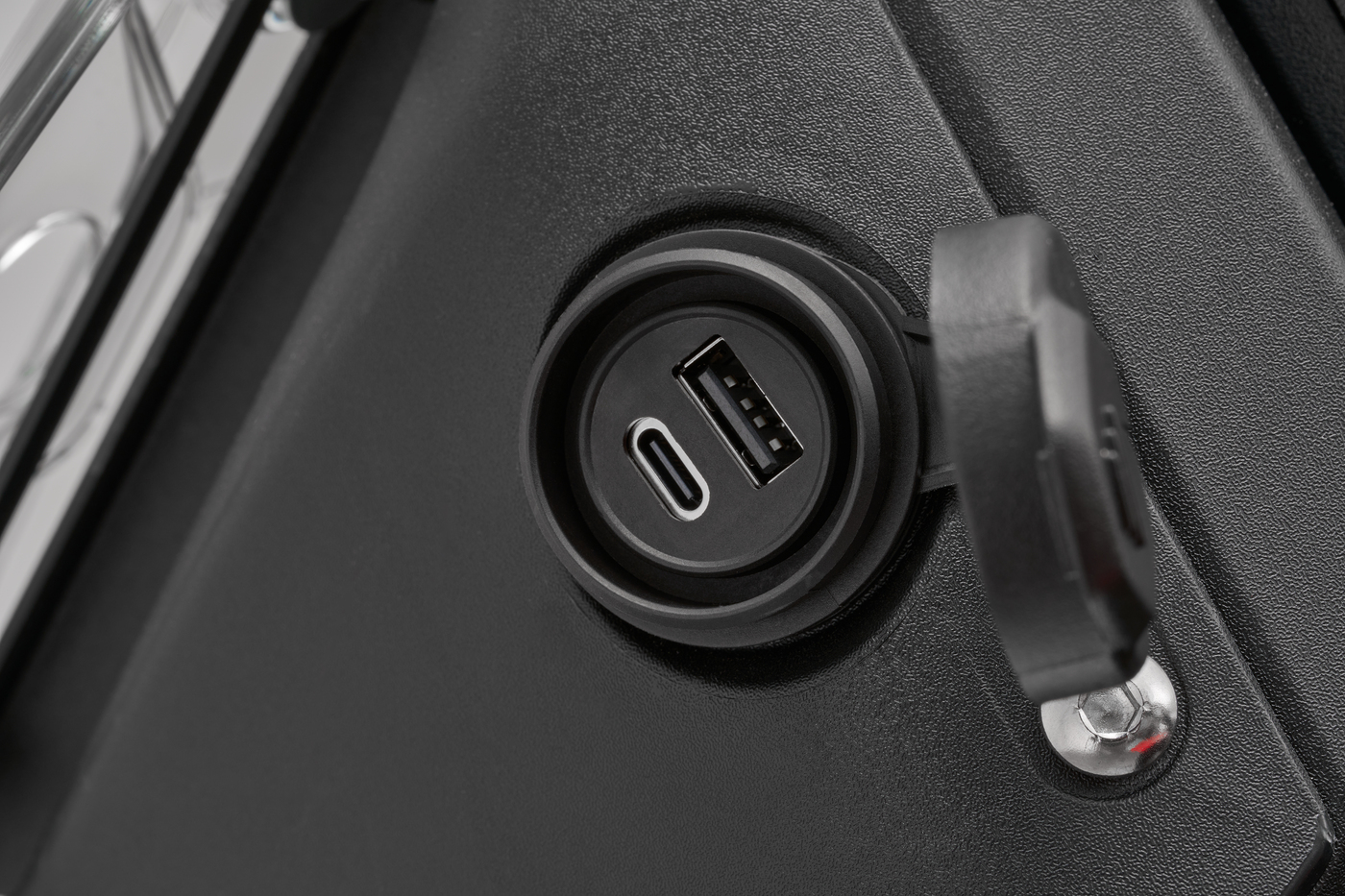 QJMOTOR SRT 700 SX: Die mit runder Gummikappe geschützte USB-Anschlussstelle.