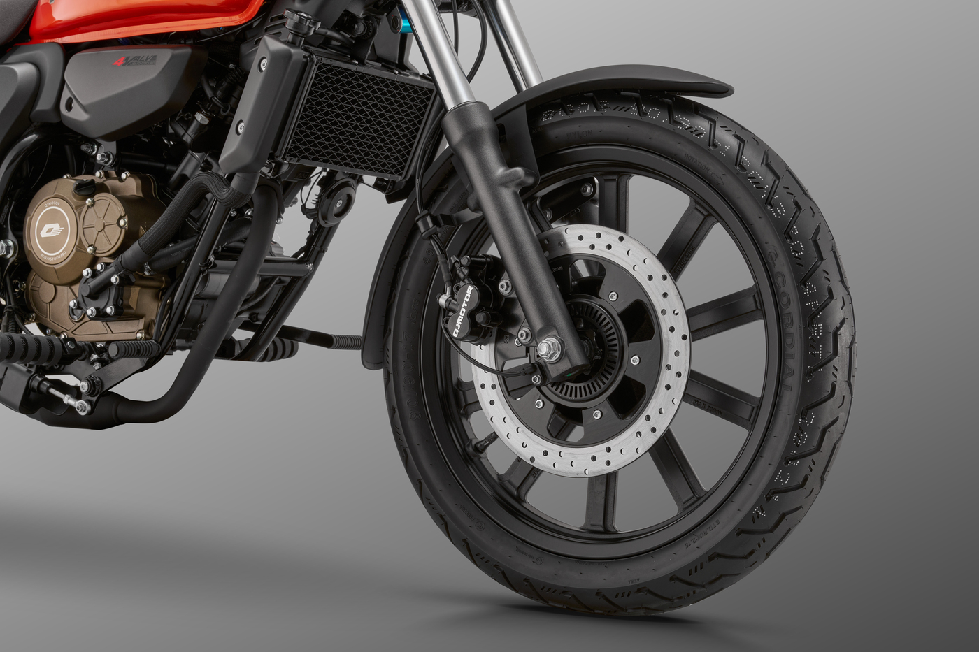 QJMOTOR SRV 125: Das Leichtmetallvorderrad mit gelochter Bremsscheibe, Gabel und seitlichem Schutzbügel.