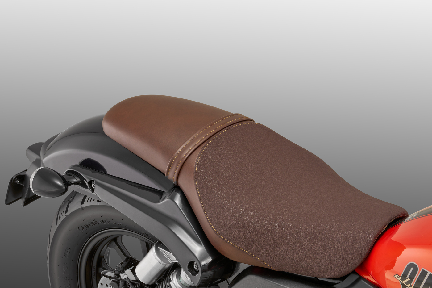 QJMOTOR SRV 125: Die braun gepolsterte zweigeteilte Sitzbank mit Haltegriff für den Sozius.