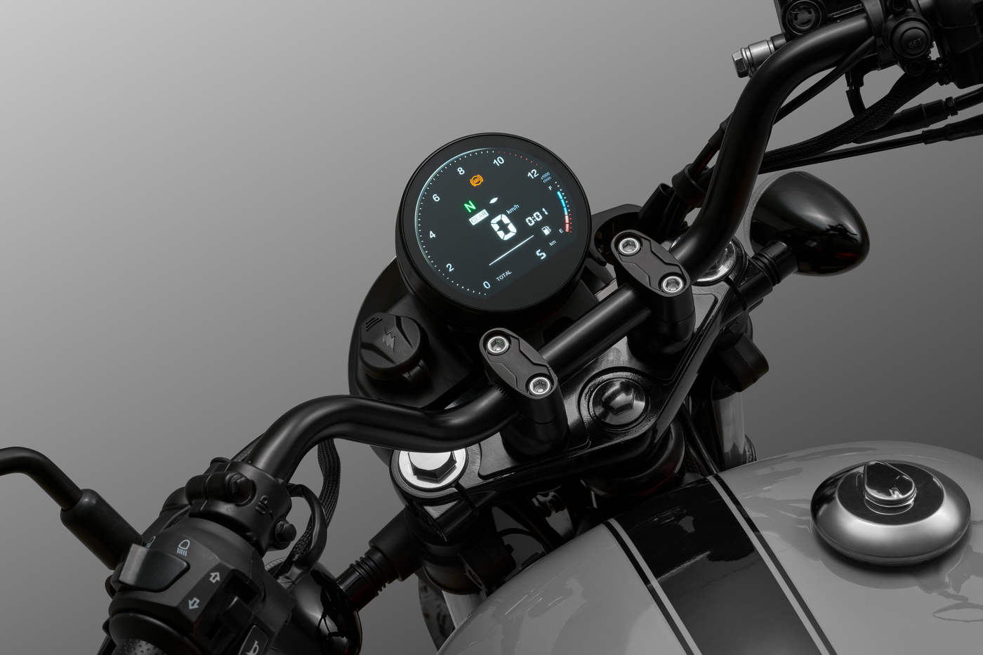 QJMOTOR SRV 125: Das runde digitale Instrument zwischen Lenker, Lenkerbrücke und Tank.