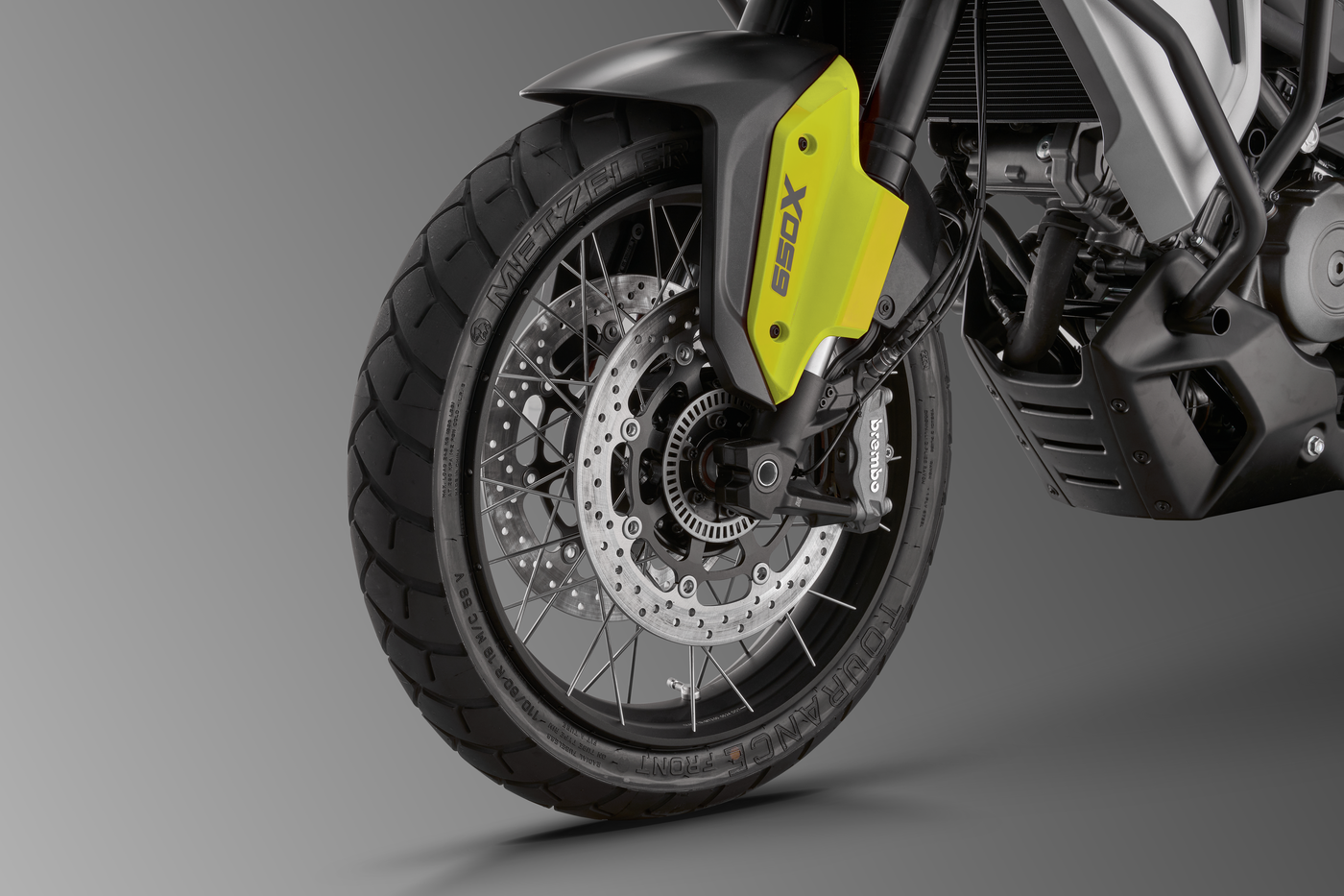 QJMOTOR SVT 650 X: Die gelochten vorderen Bremsscheiben und Bremssättel am Speichenvorderrad.