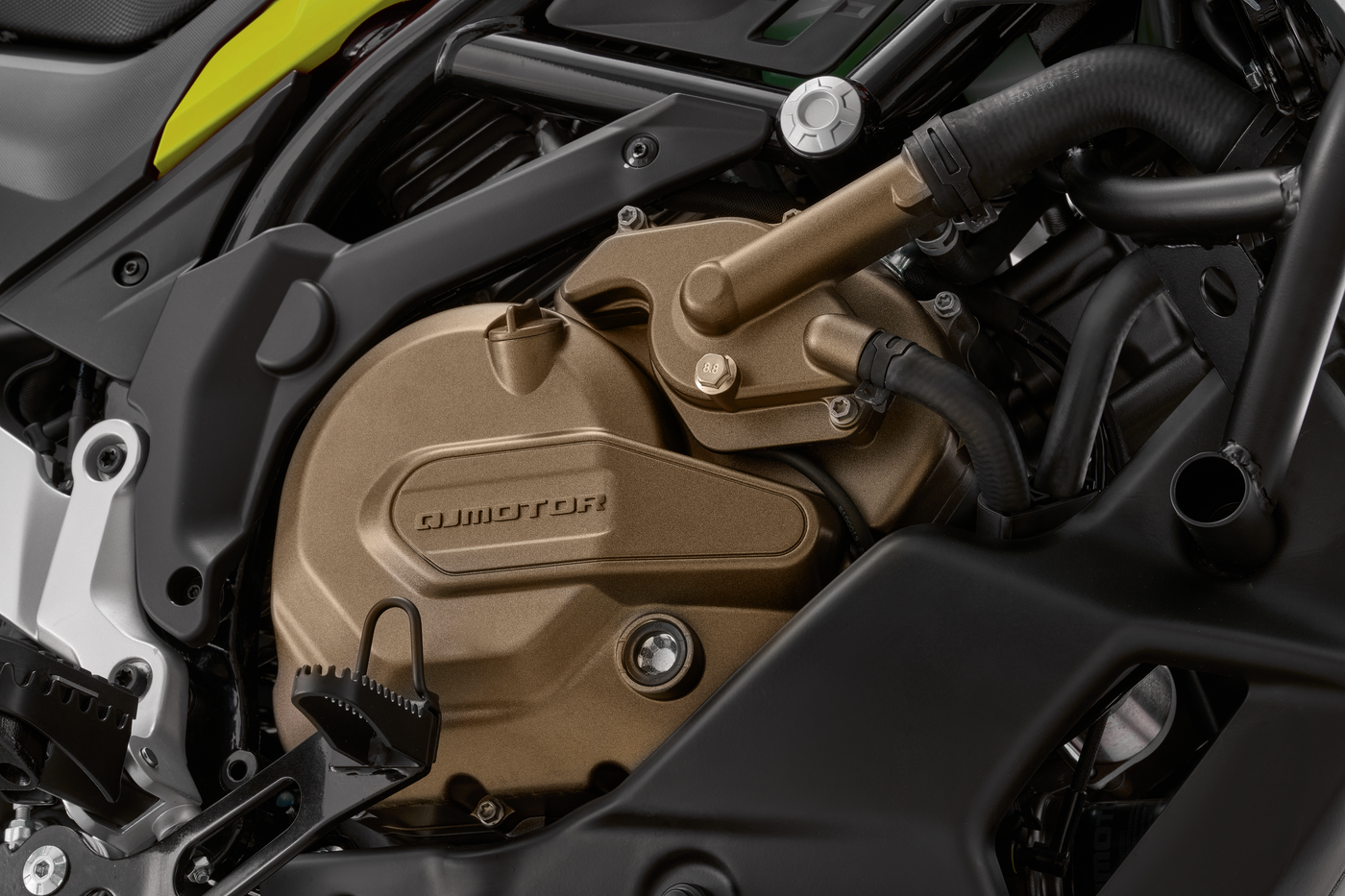 QJMOTOR SVT 650 X: Der bronzefarbene V2-Motor zwischen Rahmen, Krümmer und seitlichen Anbauteilen.