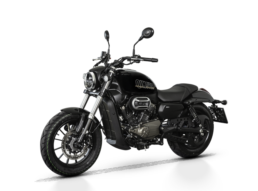 QJMOTOR SRV 12 in Schwarz – Dreiviertelansicht