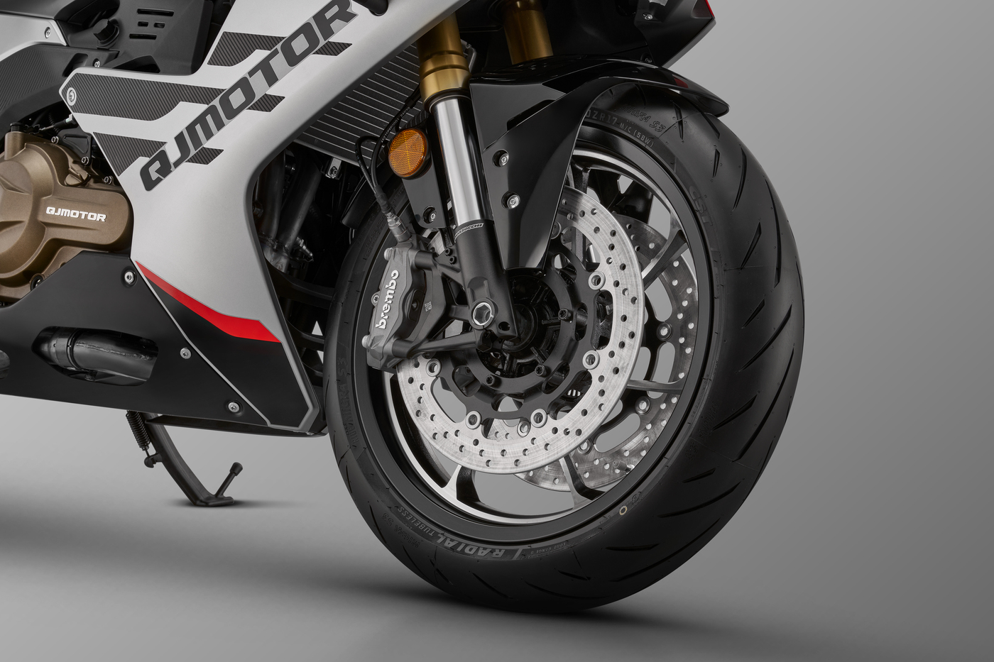 QJMOTOR SRK 600 RS: Das Vorderrad mit zwei gelochten Bremsscheiben und goldfarbener Gabel.