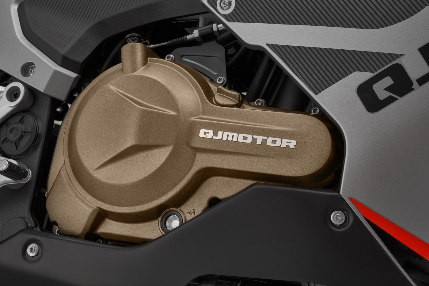 QJMOTOR SRK 600 RS: Nahaufnahme des bronzefarbenen Motorgehäuses hinter der seitlichen Verkleidung.