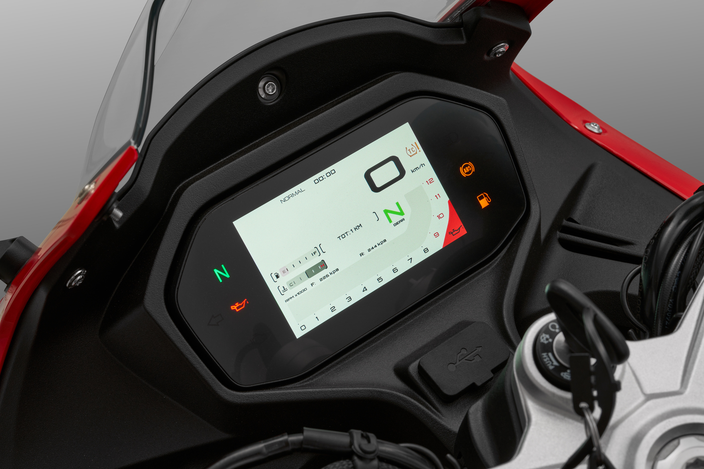QJMOTOR SRK 600 RS: Das rechteckige TFT-Instrument mit Fahrdaten im Cockpit der vollverkleideten Maschine.