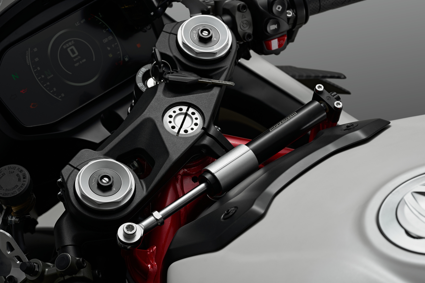 QJMOTOR SRK 921 RR: Der quer verlaufende Lenkungsdämpfer zwischen Lenkerbrücke und Tank.