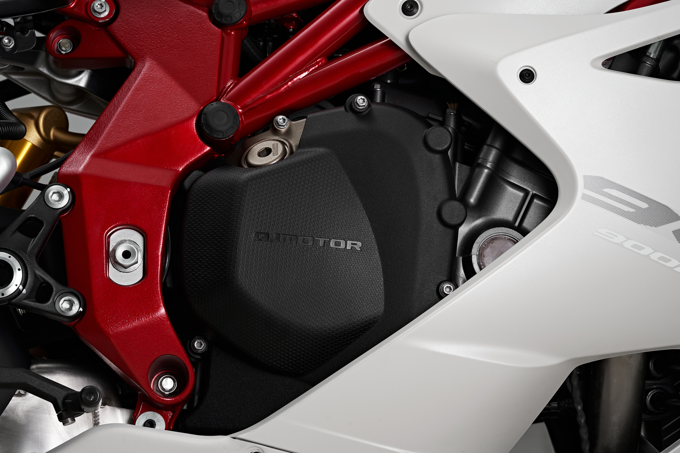 QJMOTOR SRK 921 RR: Die Frontverkleidung mit transparentem Windschild, Spiegel und schmalen Scheinwerferflächen.