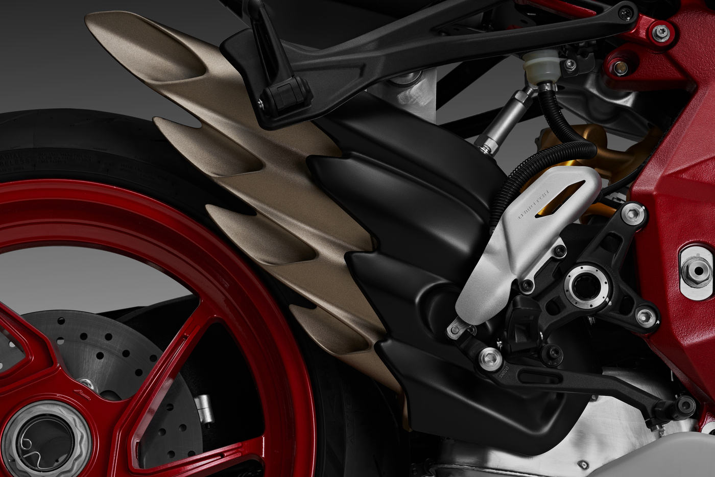 QJMOTOR SRK 921 RR: Die unter dem Sitz montierten metallfarbenen Auspuffmündungen über dem Hinterrad.