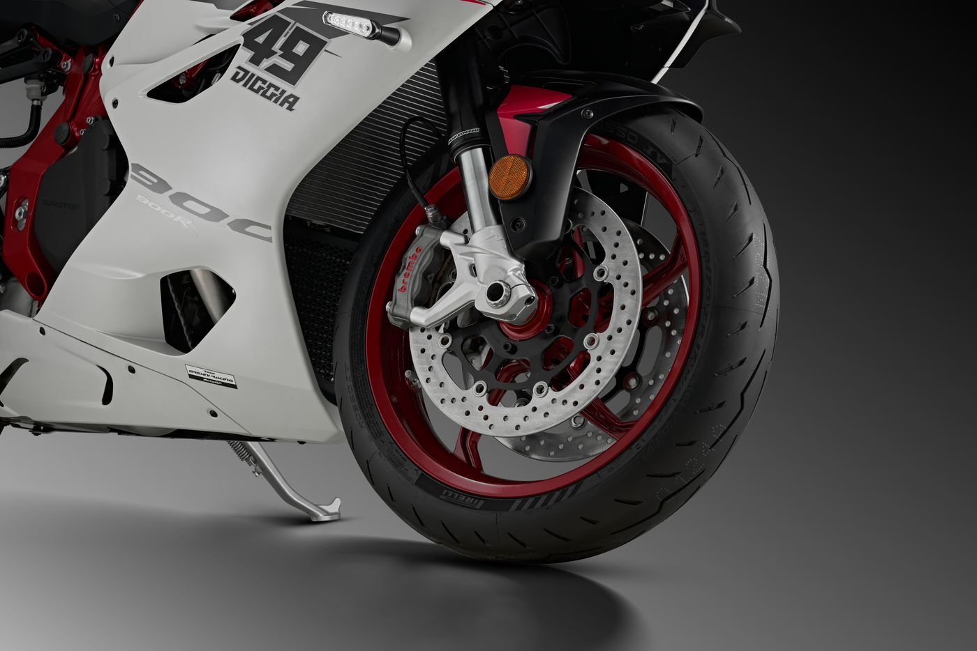 QJMOTOR SRK 921 RR: Das Vorderrad mit Bremsscheiben, Bremssätteln und rot-weißer Verkleidung.