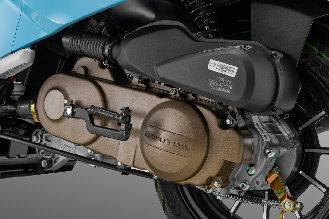 QJMOTOR LTR 50: Die seitliche Antriebseinheit am Hinterrad mit Motor- und Getriebegehäuse.
