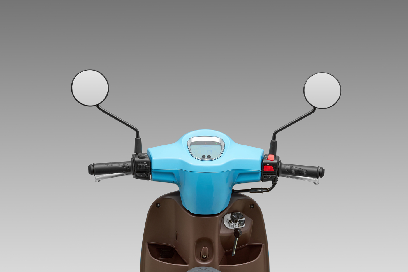 QJMOTOR LTR 50: Blick auf das Cockpit mit rundem Instrument, breitem Lenker und zwei runden Spiegeln.