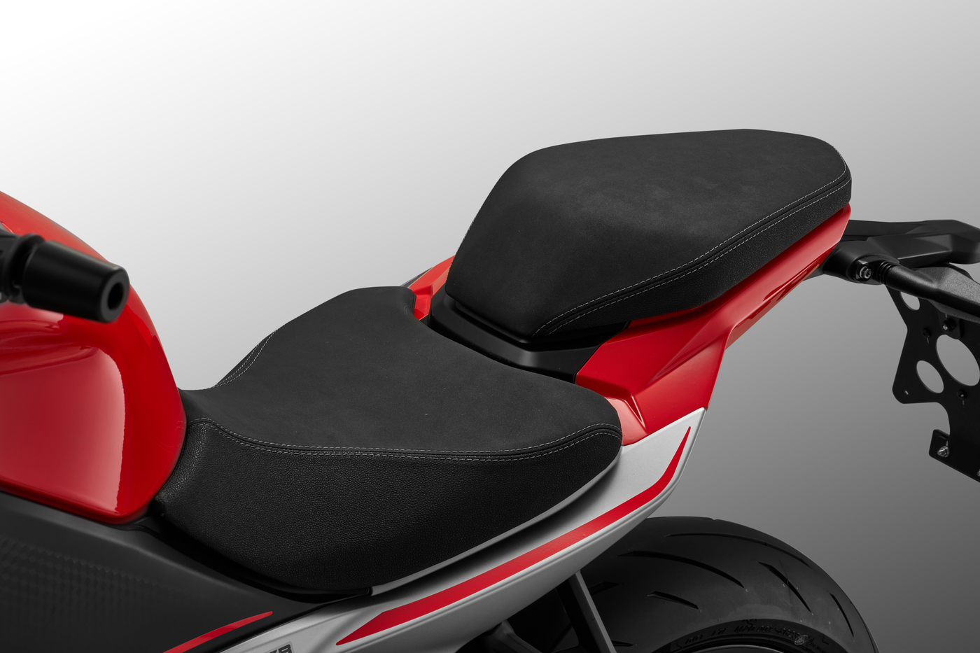 QJMOTOR SRK 600 PRO: Die zweigeteilte Sitzbank mit erhöhtem Soziussitz und rot-weißer Heckverkleidung.