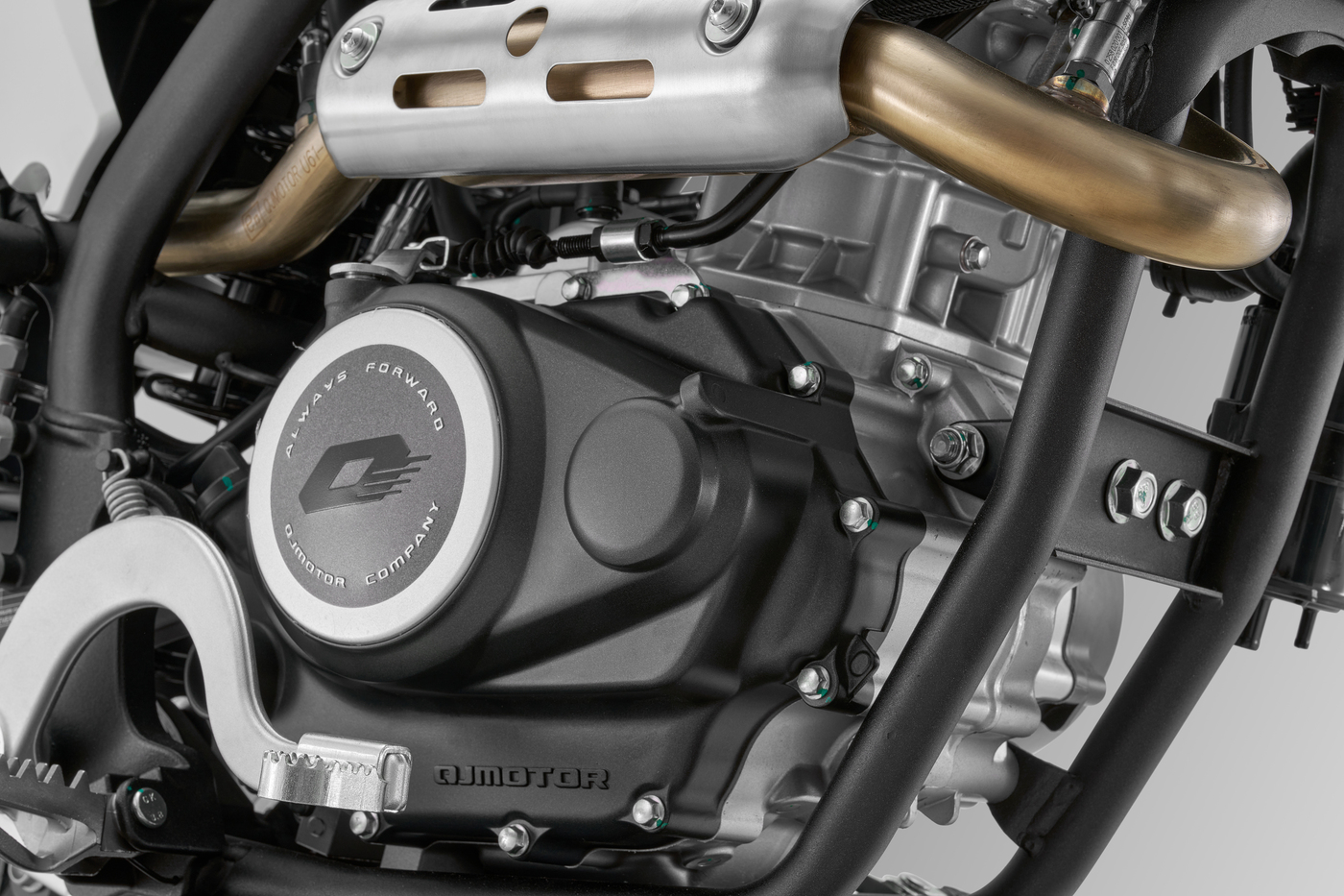 QJMOTOR COV 125 SM: Nahaufnahme des Einzylindermotors mit rundem Gehäusedeckel und Krümmer.