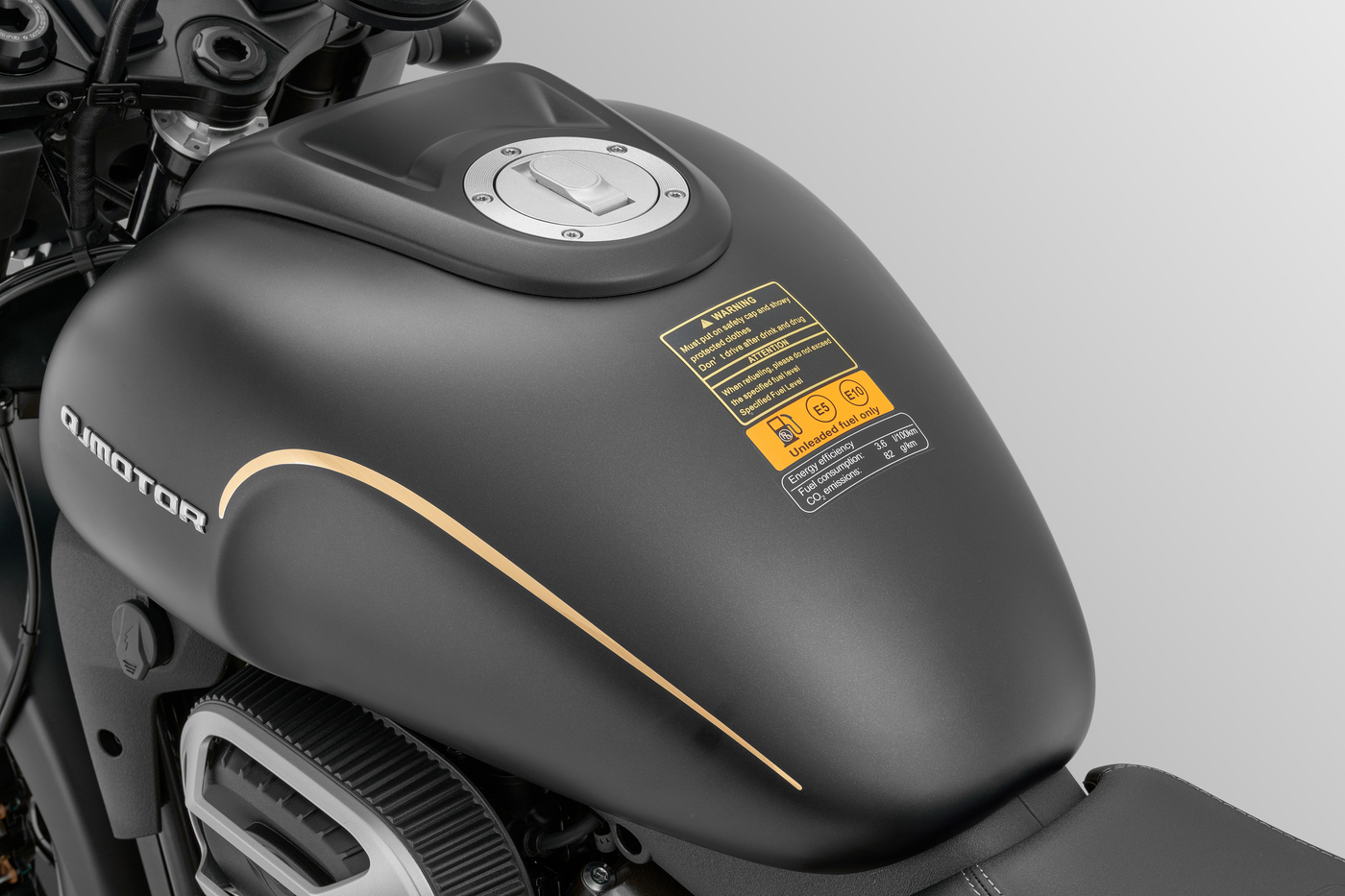 QJMOTOR SRV 400 AMT: Das runde digitale Instrument auf der breiten Lenkerbrücke.