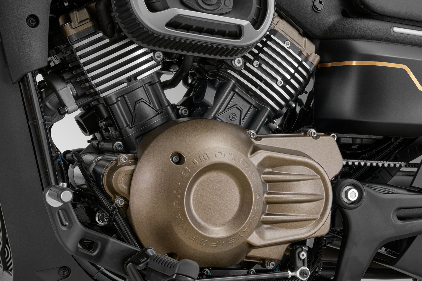 QJMOTOR SRV 400 AMT: Nahaufnahme des V2-Motors mit schrägen Zylindern und bronzefarbenem Deckel.