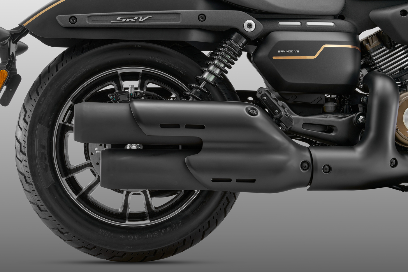 QJMOTOR SRV 400 AMT: Die seitlichen schwarzen Auspuffrohre neben dem Hinterrad und Federbein.