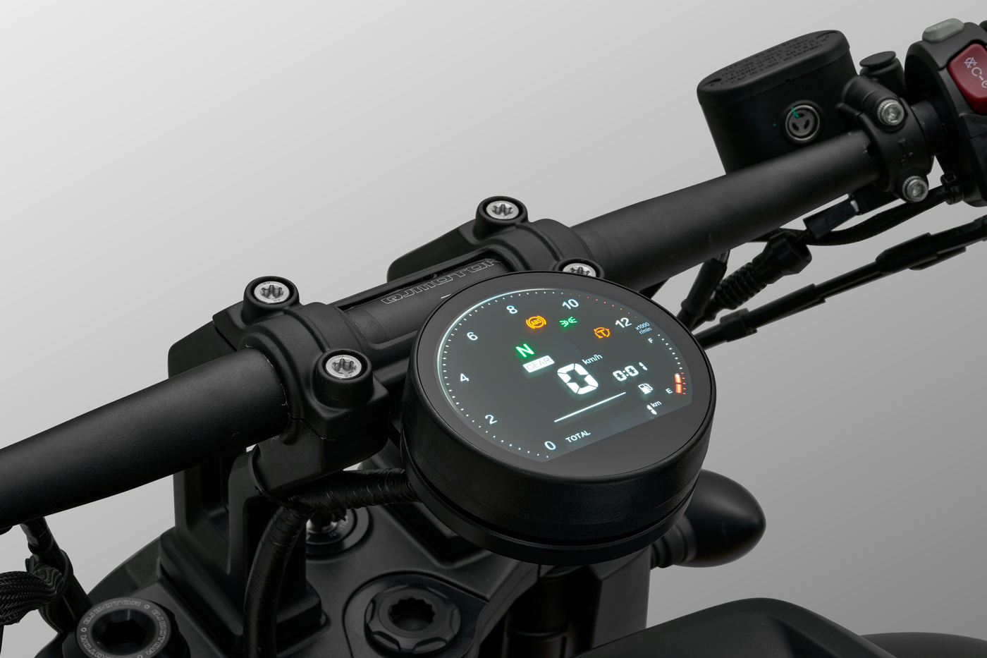 QJMOTOR SRV 400 AMT: Das runde digitale Instrument auf der breiten Lenkerbrücke.
