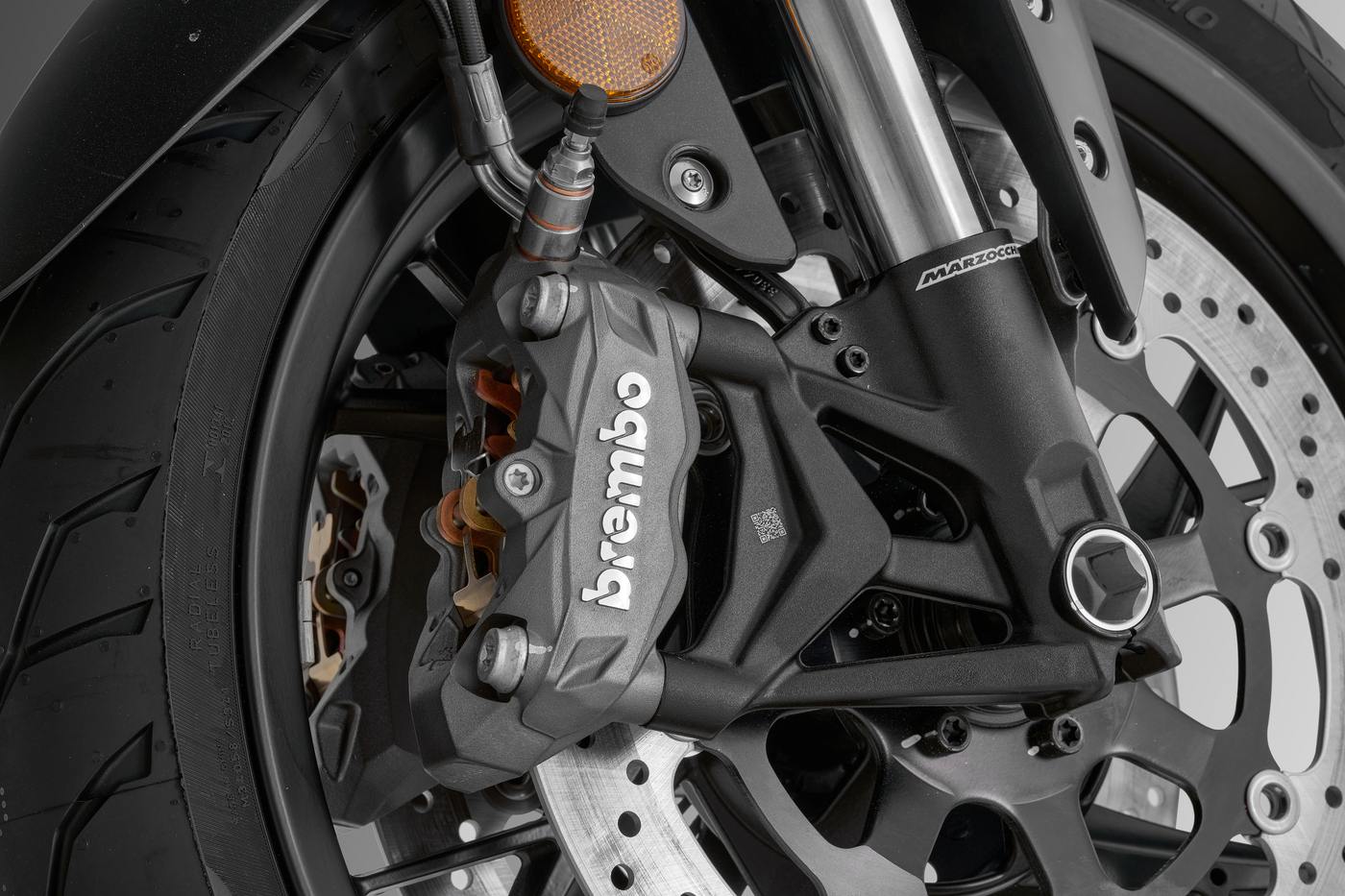 QJMOTOR SRK 800: Nahaufnahme des Brembo-Bremssattels an der vorderen Bremsscheibe.