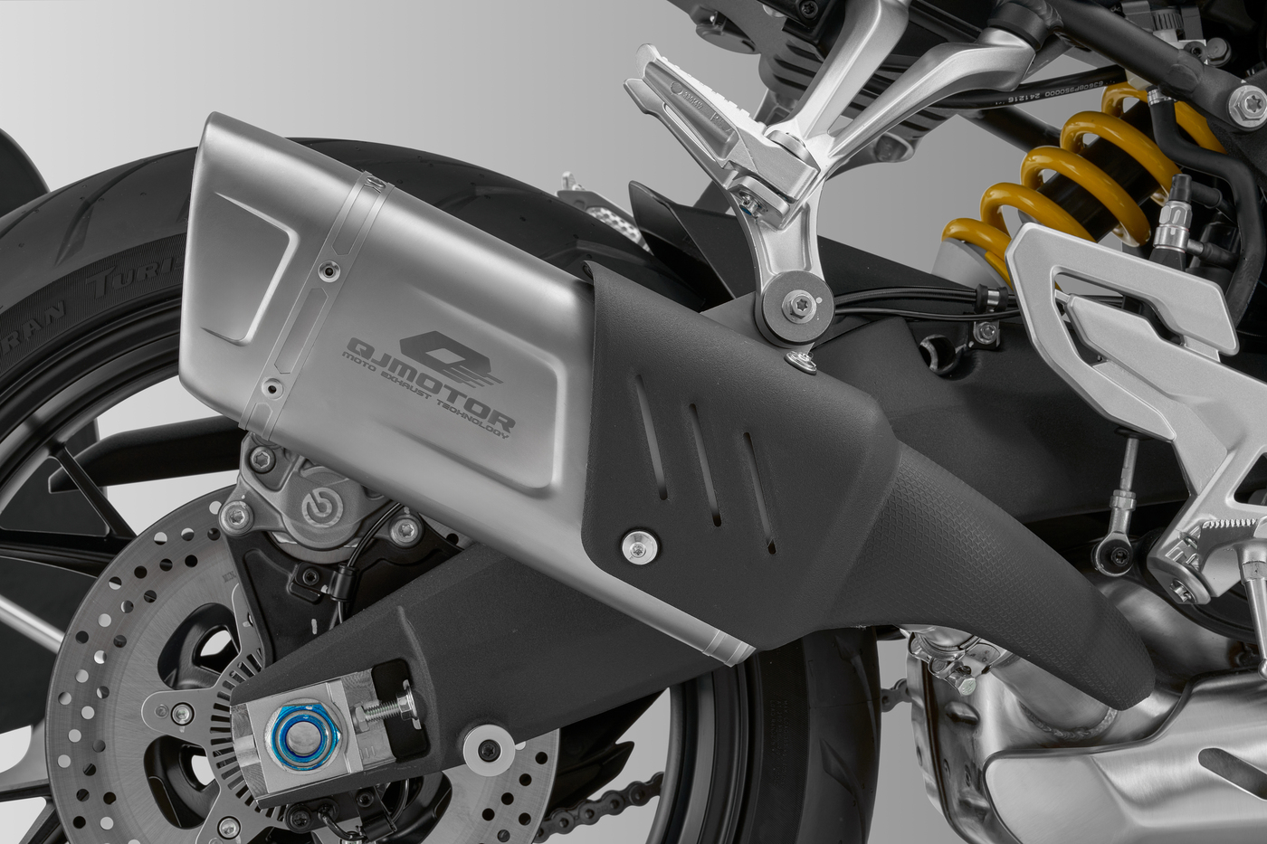 QJMOTOR SRK 800: Die seitliche silberfarbene Auspuffanlage mit geformtem Schalldämpfer.