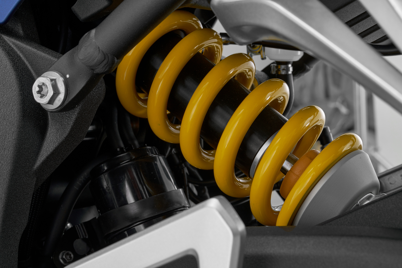 QJMOTOR SRK 800: Das hintere Federbein mit gelber Schraubenfeder zwischen Rahmen und Schwinge.