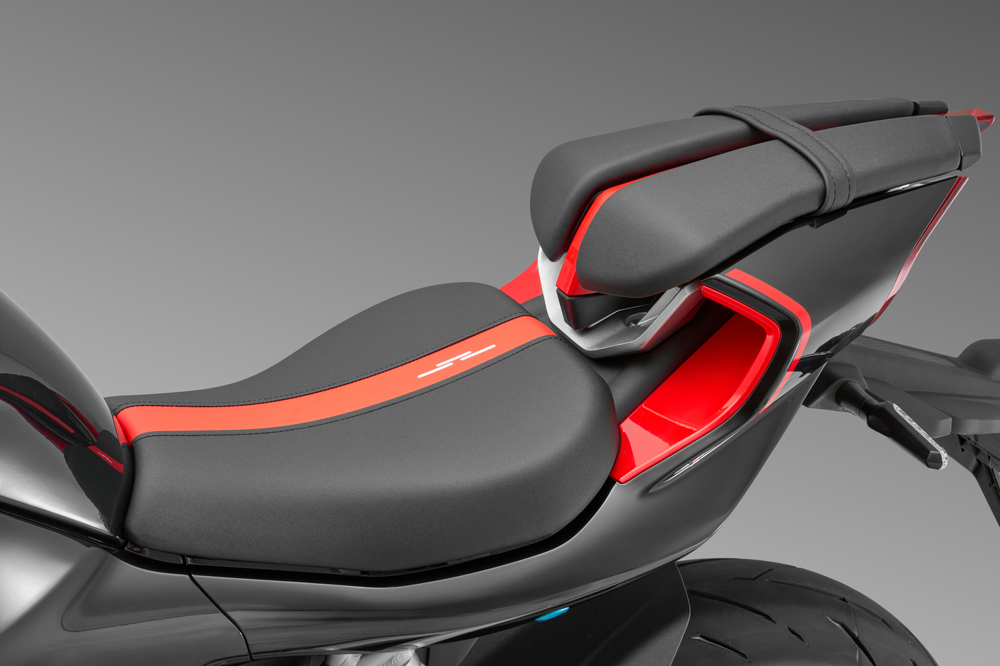 QJMOTOR SRK 421 RR: Die zweigeteilte schwarze Sitzbank mit roten Ziernähten und roter Heckverkleidung.