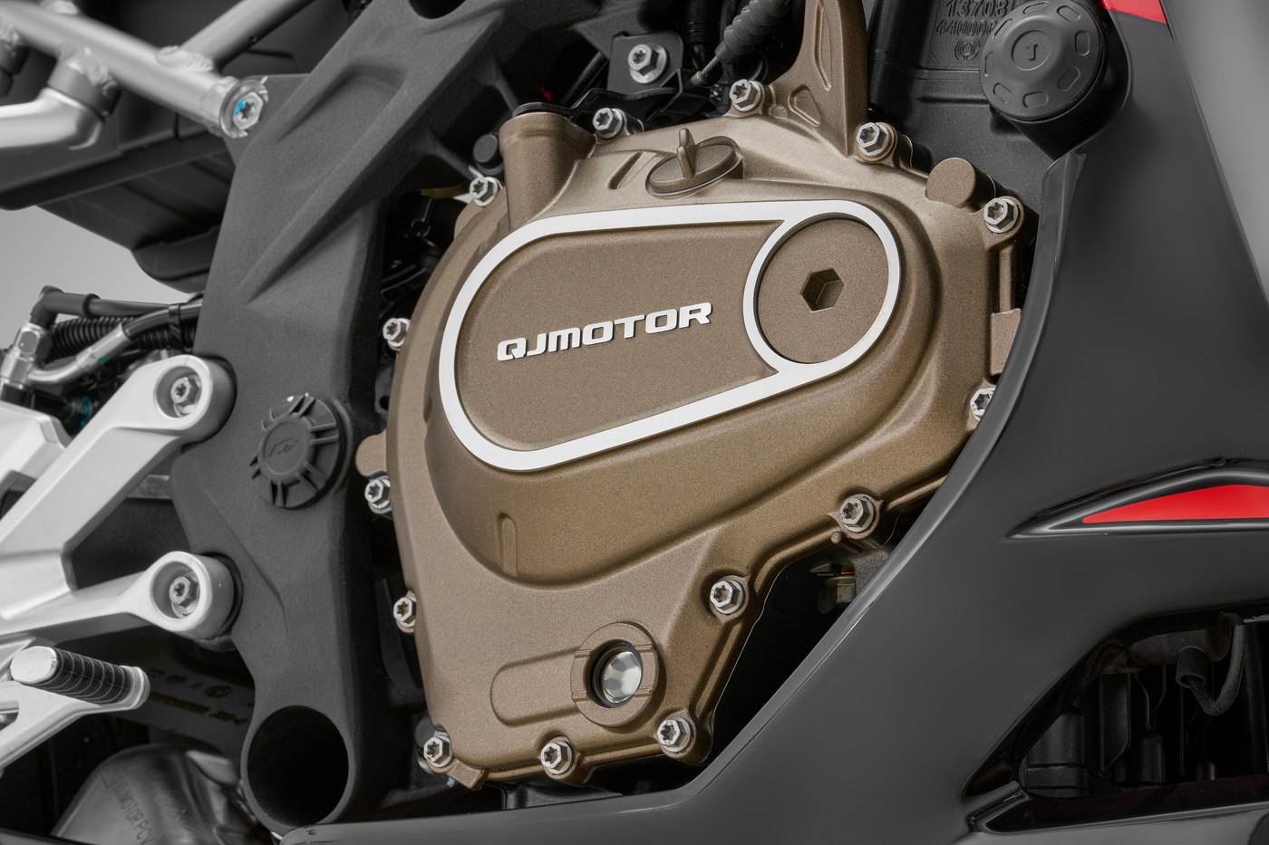 QJMOTOR SRK 421 RR: Der Reihenvierzylindermotor mit bronzefarbenem Gehäuse zwischen Rahmen und Verkleidung.