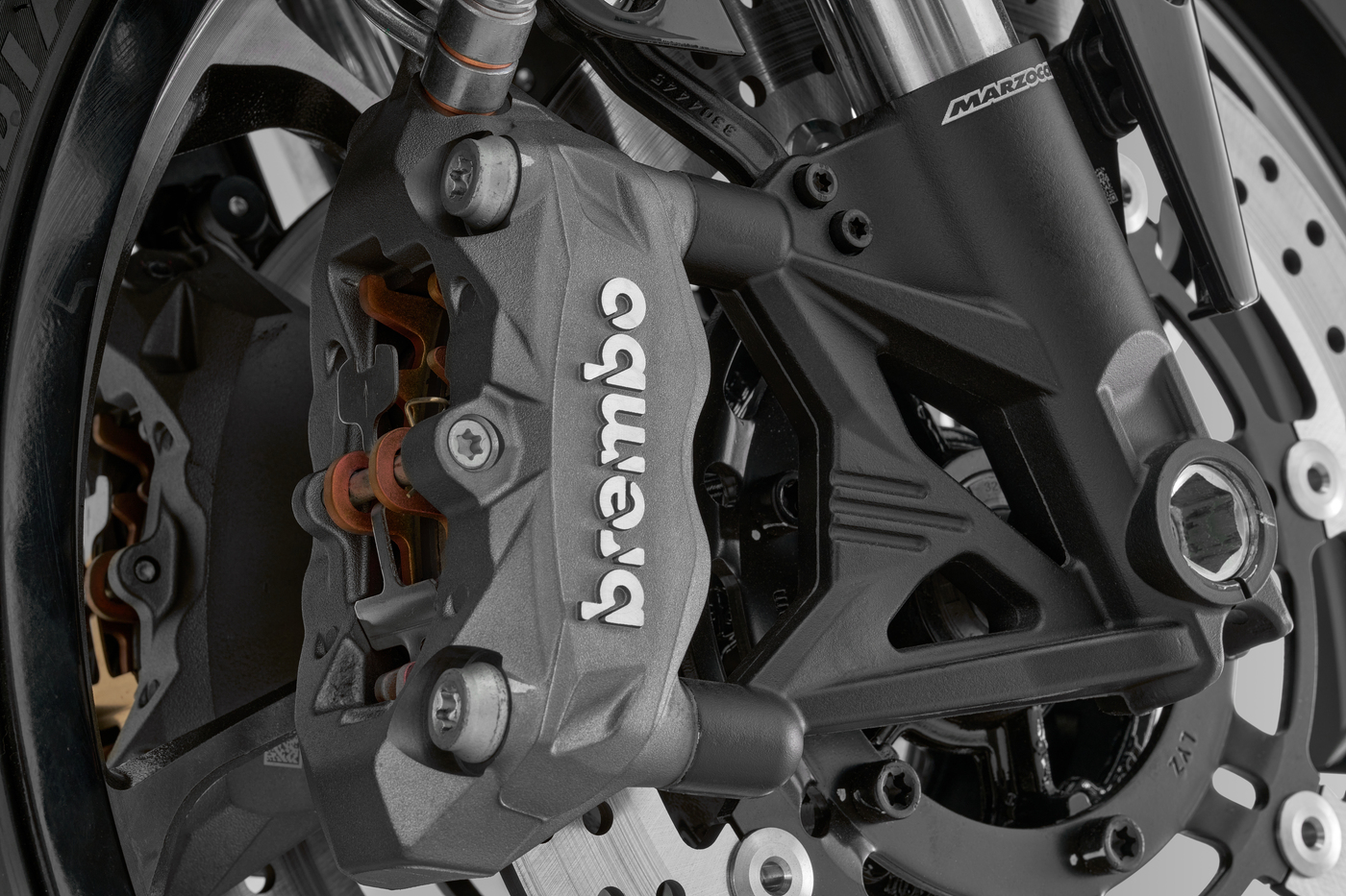 QJMOTOR SRK 421 RR: Nahaufnahme des Brembo-Bremssattels an der vorderen Bremsscheibe.