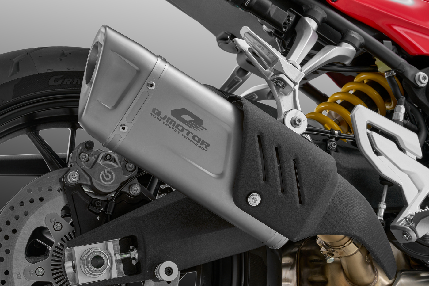 QJMOTOR SRK 800 RR: Die seitliche silberfarbene Auspuffanlage vor dem Hinterrad und unter dem Heck.