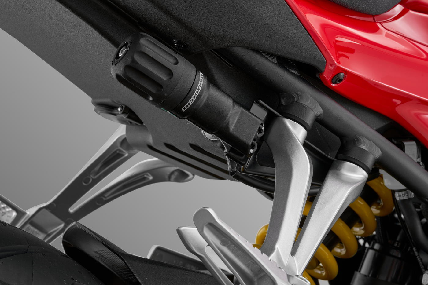 QJMOTOR SRK 800 RR: Das hintere Fahrwerk mit gelber Schraubenfeder und dem angrenzenden Rahmen.
