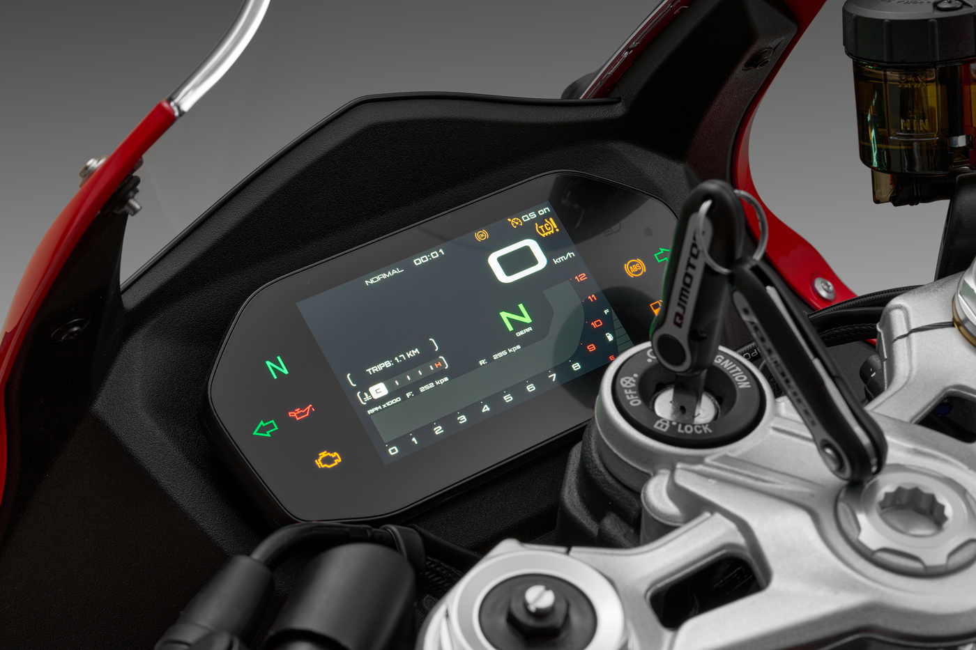 QJMOTOR SRK 800 RR: Das TFT-Instrument zwischen Lenkerbrücke und roter Frontverkleidung.