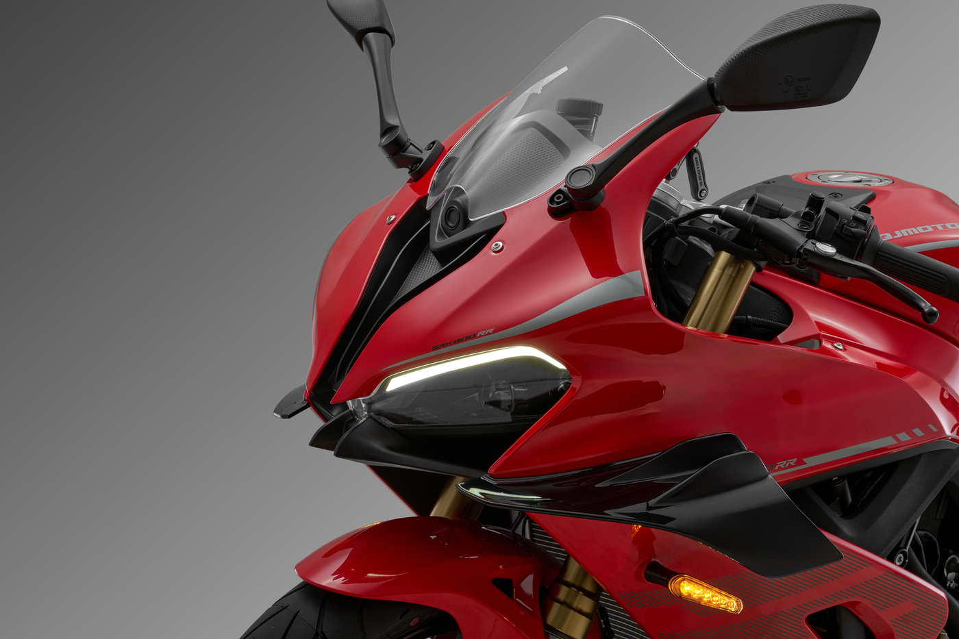 QJMOTOR SRK 800 RR: Die rote Front mit Scheinwerfer, Spiegel und hohem transparentem Windschild.