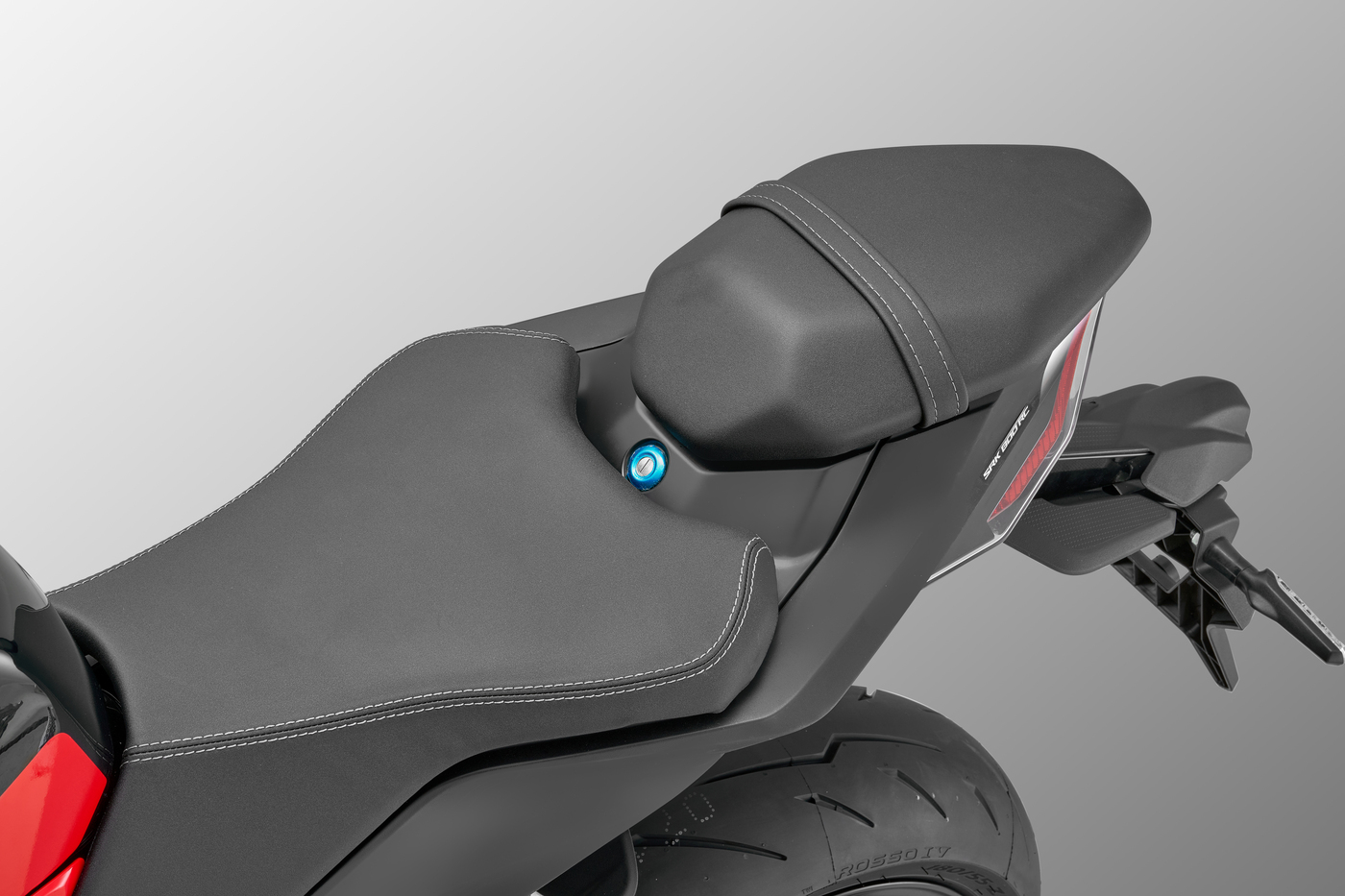 QJMOTOR SRK 800 RC: Die schwarze Fahrersitzbank mit erhöhtem Soziussitz über der roten Heckverkleidung.