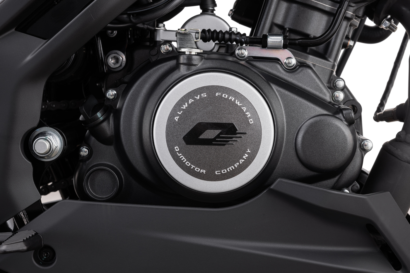 QJMOTOR SRK 125 RW: Nahaufnahme des schwarzen Einzylindermotors mit rundem Gehäusedeckel und Anbauteilen.